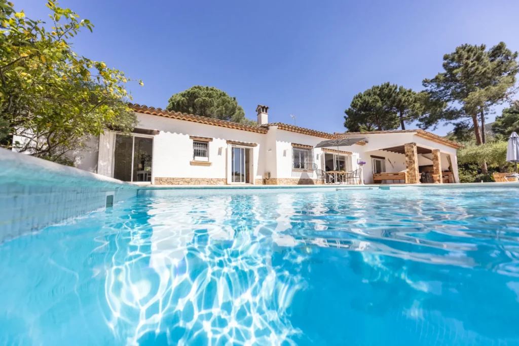 Casa de huéspedes con piscina en la Costa Brava.